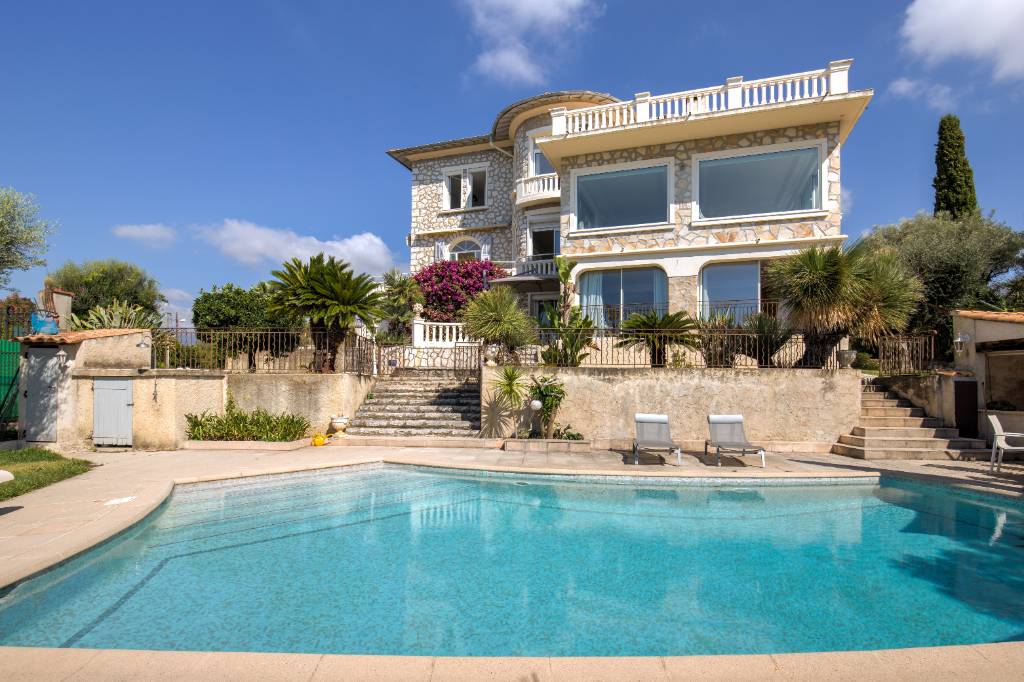 maison avec piscine a Cagnes sur Mer